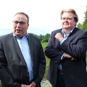 Oliver Krischer und Klaus Voussem bei einem Treffen im Kreis Euskirchen.