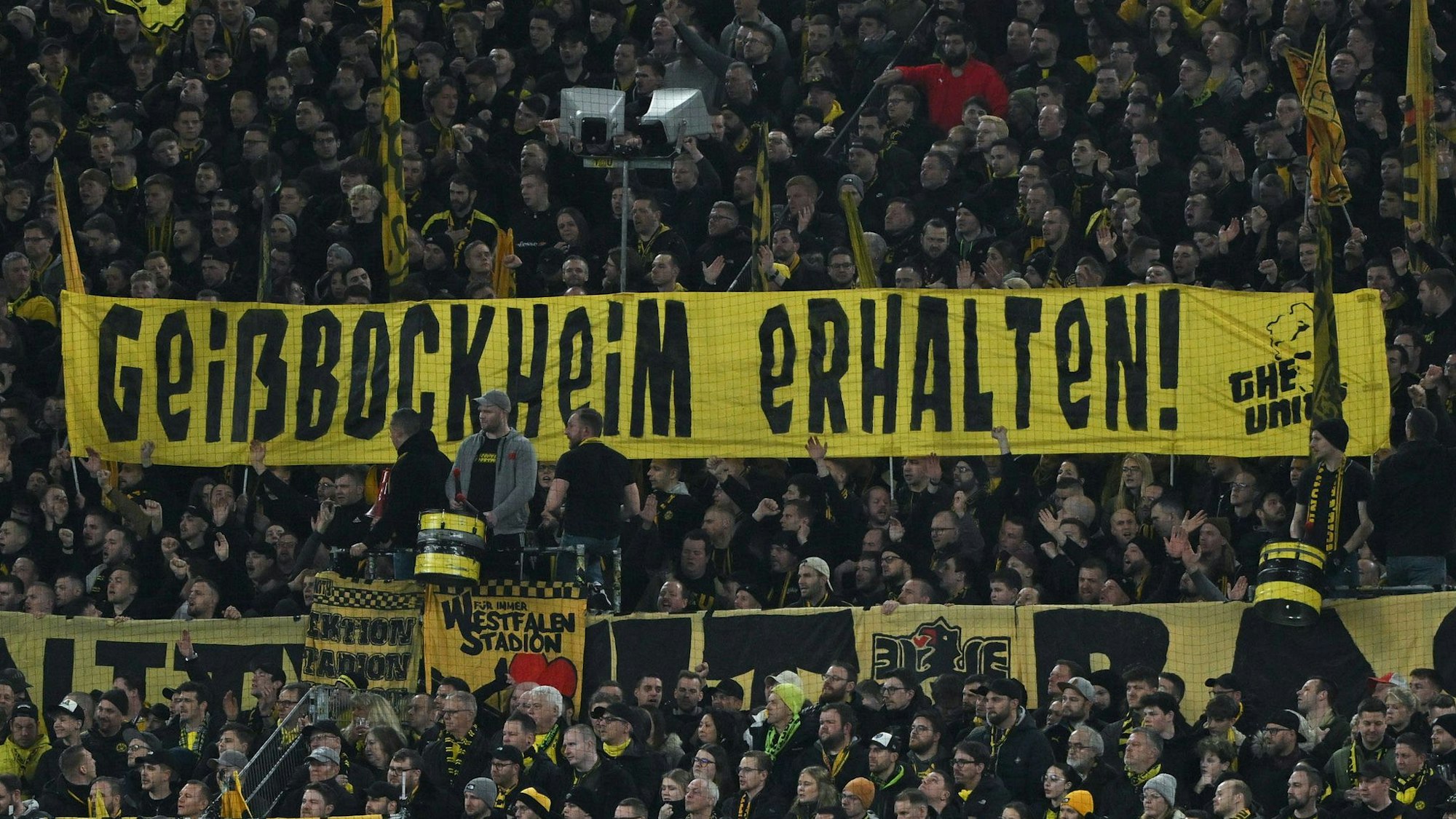 Auch die Dortmunder Fans beteiligten sich am Protest gegen einen Abschied vom Geißbockheim.