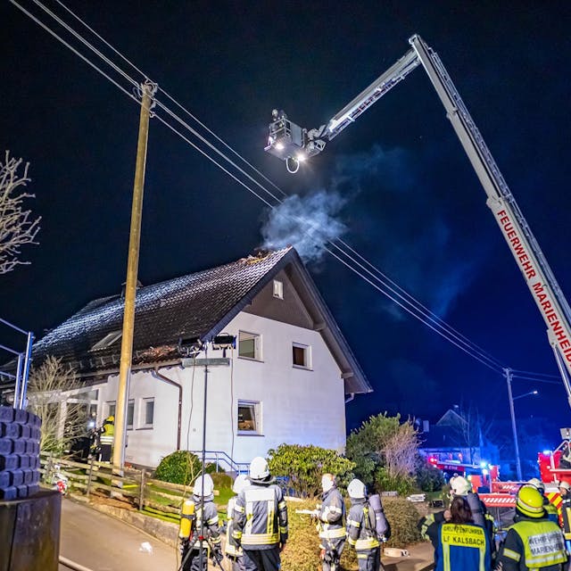 Das Haus mit Feuerwehrkräften in Kalsbach.