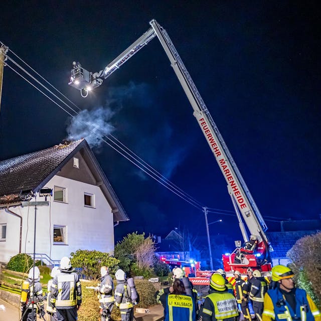 Das Haus mit Feuerwehrkräften in Kalsbach.