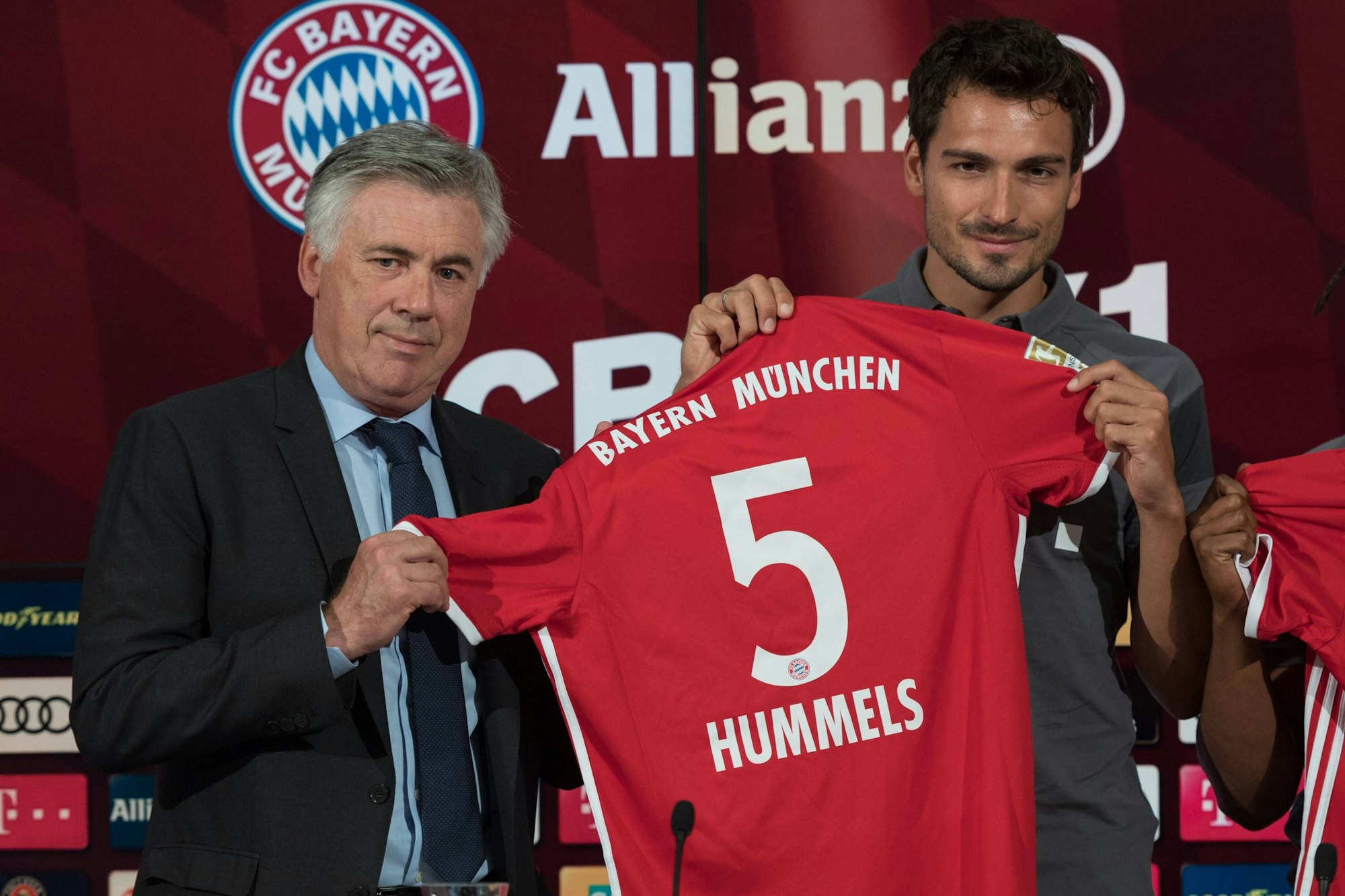 Mats Hummels mit dem damaligen Bayern-Trainer Carlo Ancelotti bei der Vorstellung beim FC Bayern.