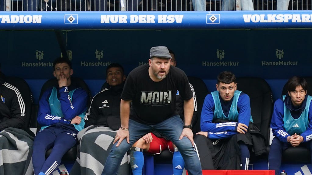 Hamburgs Trainer Steffen Baumgart reagiert am Spielfeldrand.&nbsp;