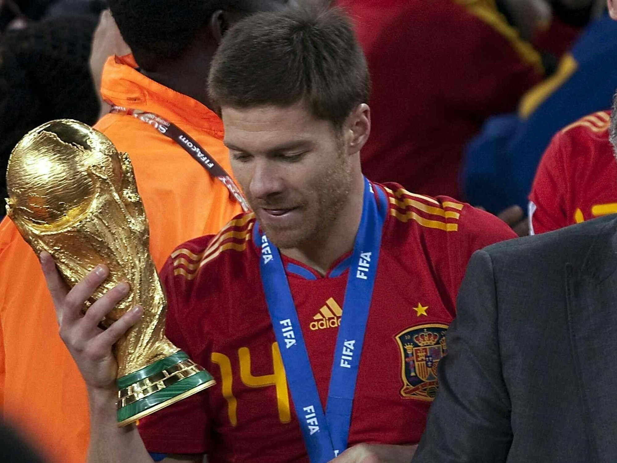 Xabi Alonso mit dem WM-Pokal in den Händen und der Goldmedaille um den Hals. Rechts neben ihm der spanische Nationaltrainer Vicente del Bosque.