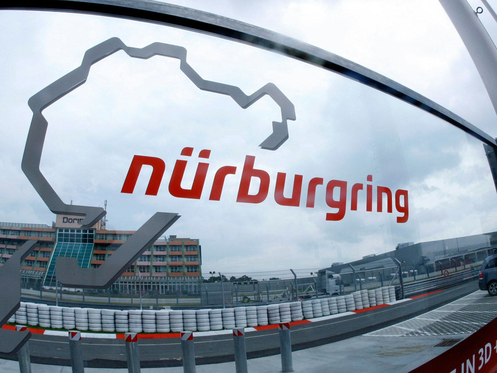 Ein Mann verschanzt sich in einem Gebäude am Nürburgring. Unser Archivbild zeigt das Logo der Rennstrecke 2011.