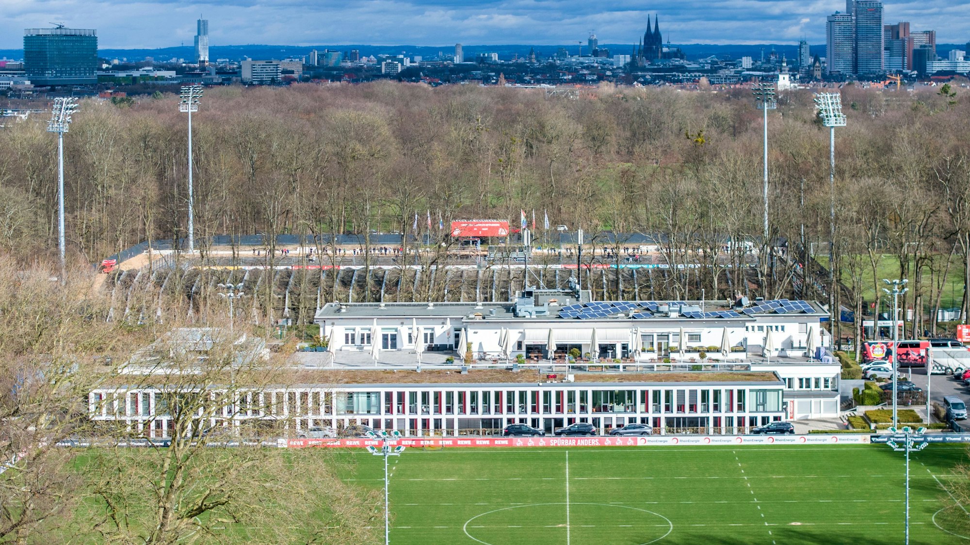 Obenansicht des Geißbockheims und des Rhein-Energie-Stadions in Köln.