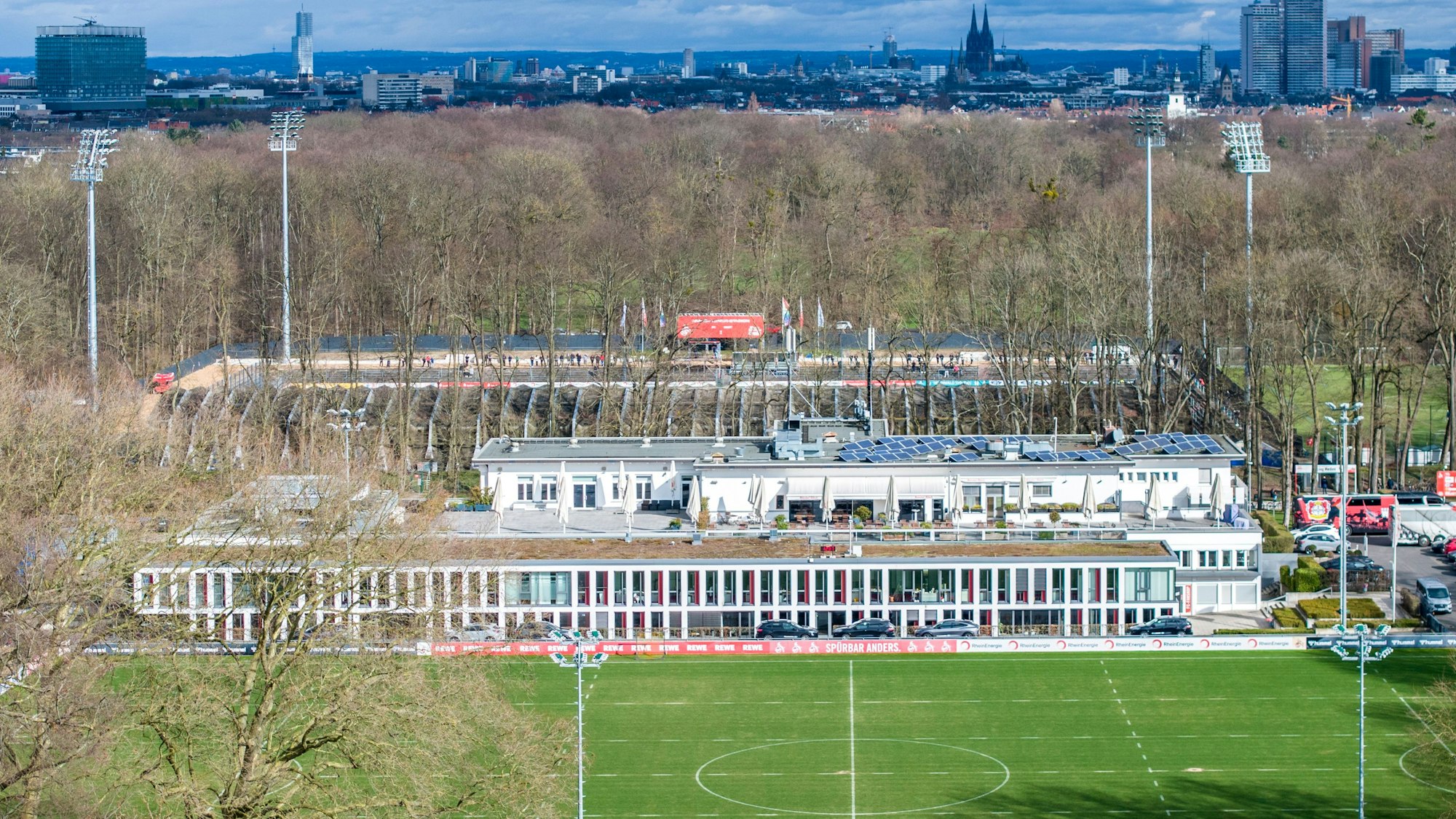 Das Geißbockheim und der Rhein-Energie-Sportpark von oben
