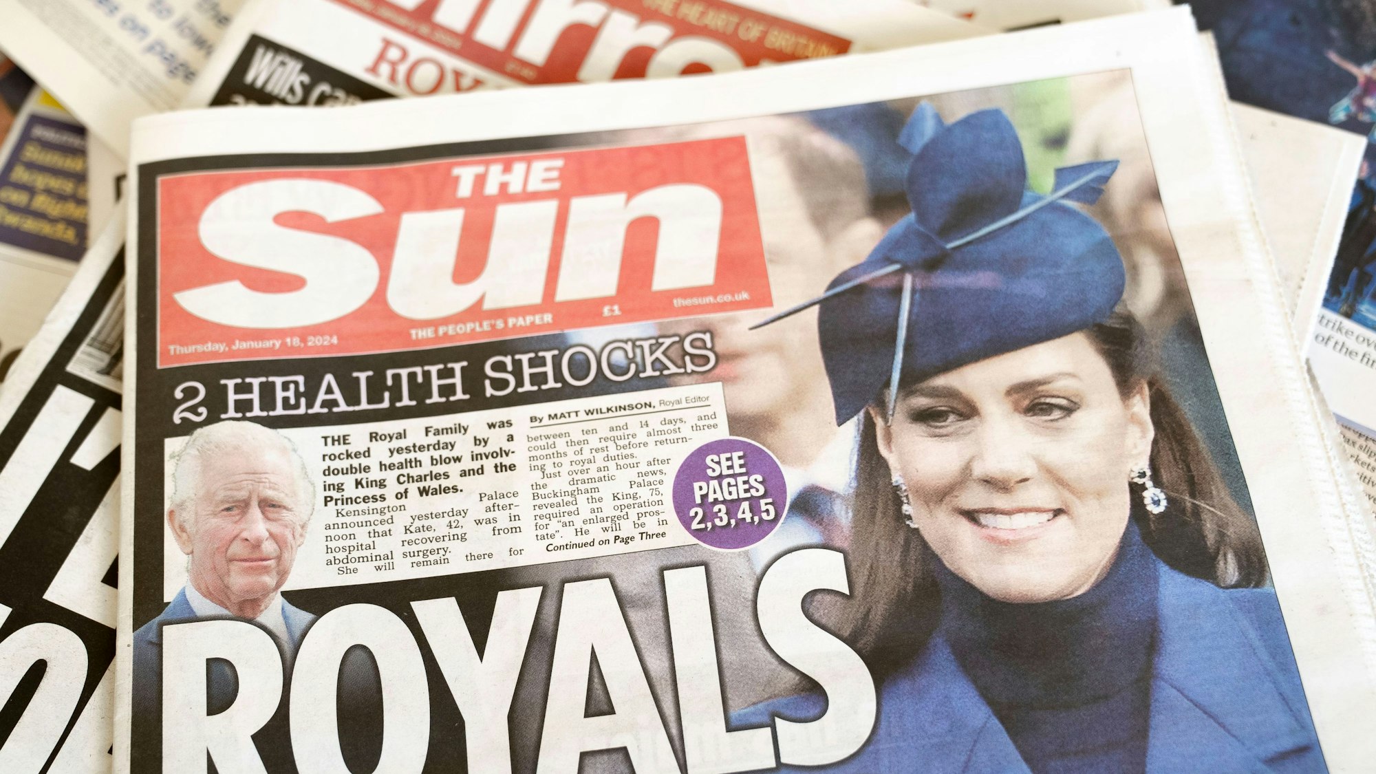 Ein Stapel Zeitungen mit Schlagzeilen über Kate und Charles.