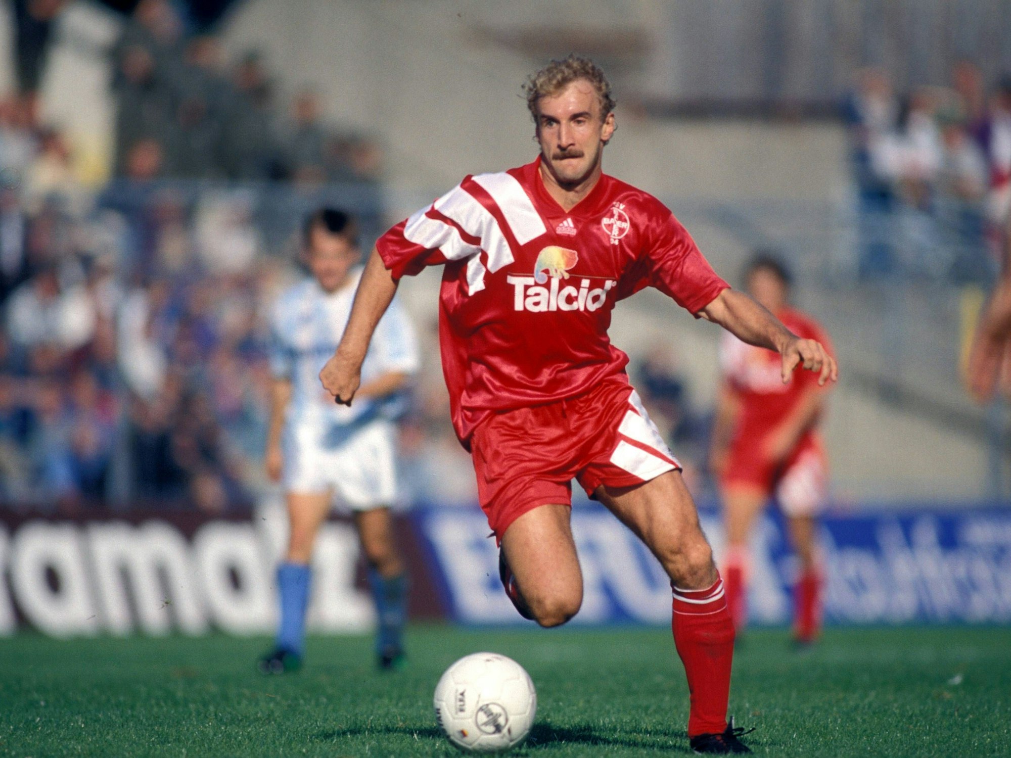 Rudi Völler (Leverkusen) am Ball 1995.