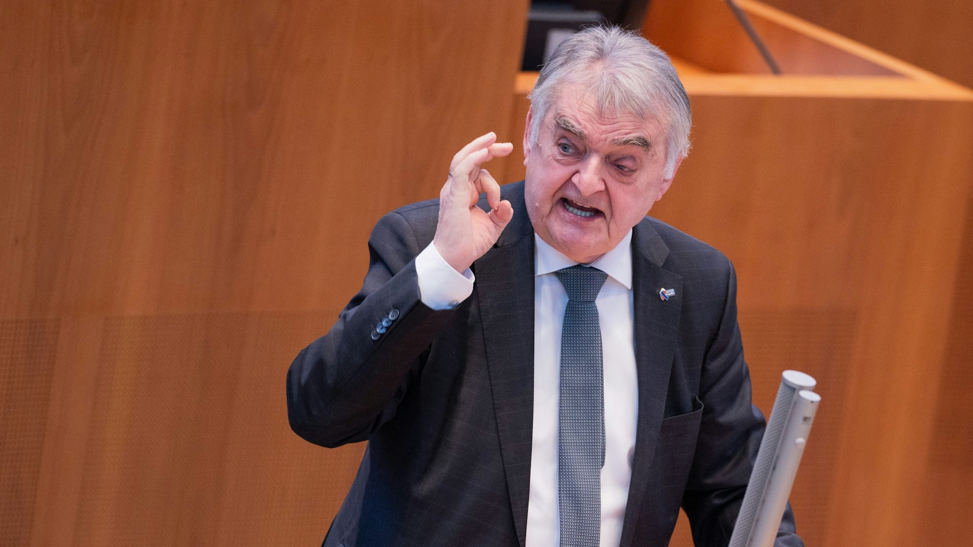 Herbert Reul (CDU), Innenminister von Nordrhein-Westfalen, spricht im Plenum des Düsseldorfer Landtags.