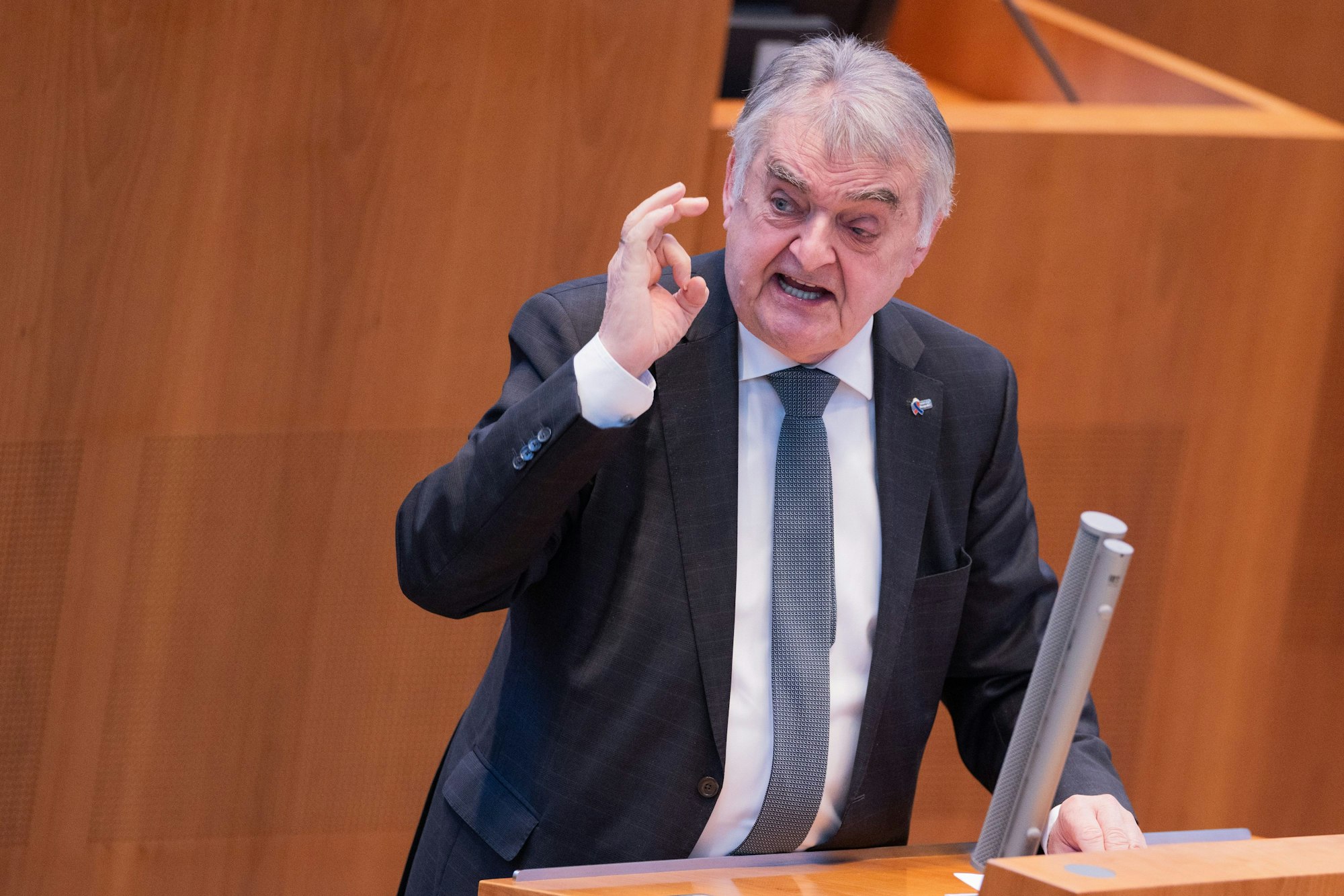 Herbert Reul (CDU), Innenminister von Nordrhein-Westfalen, spricht im Plenum des Landtags.