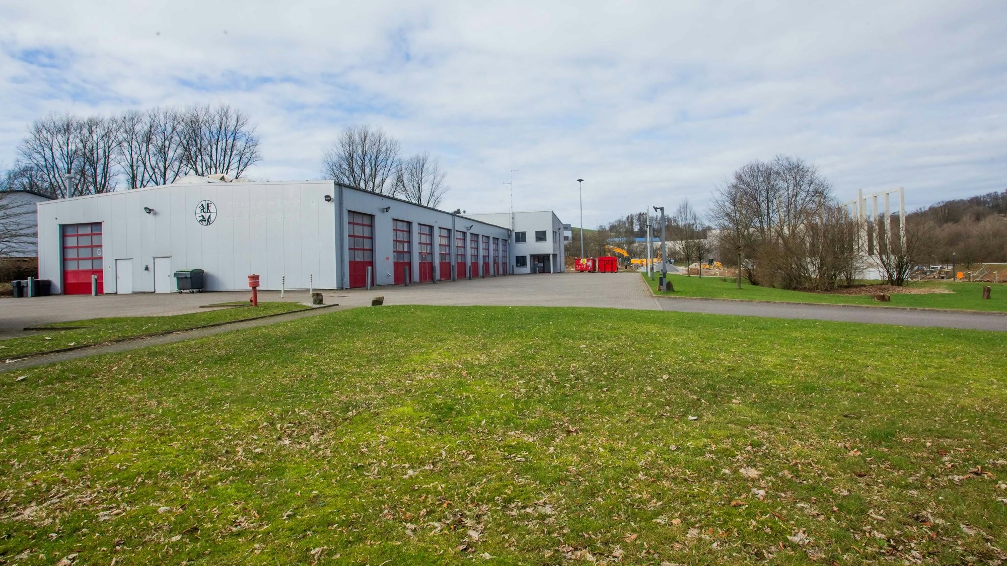 Das Feuerwehrgerätehaus in Marienheide. Im Vordergrund und rechts neben dem Gebäude sind Wiesenflächen zu sehen.
