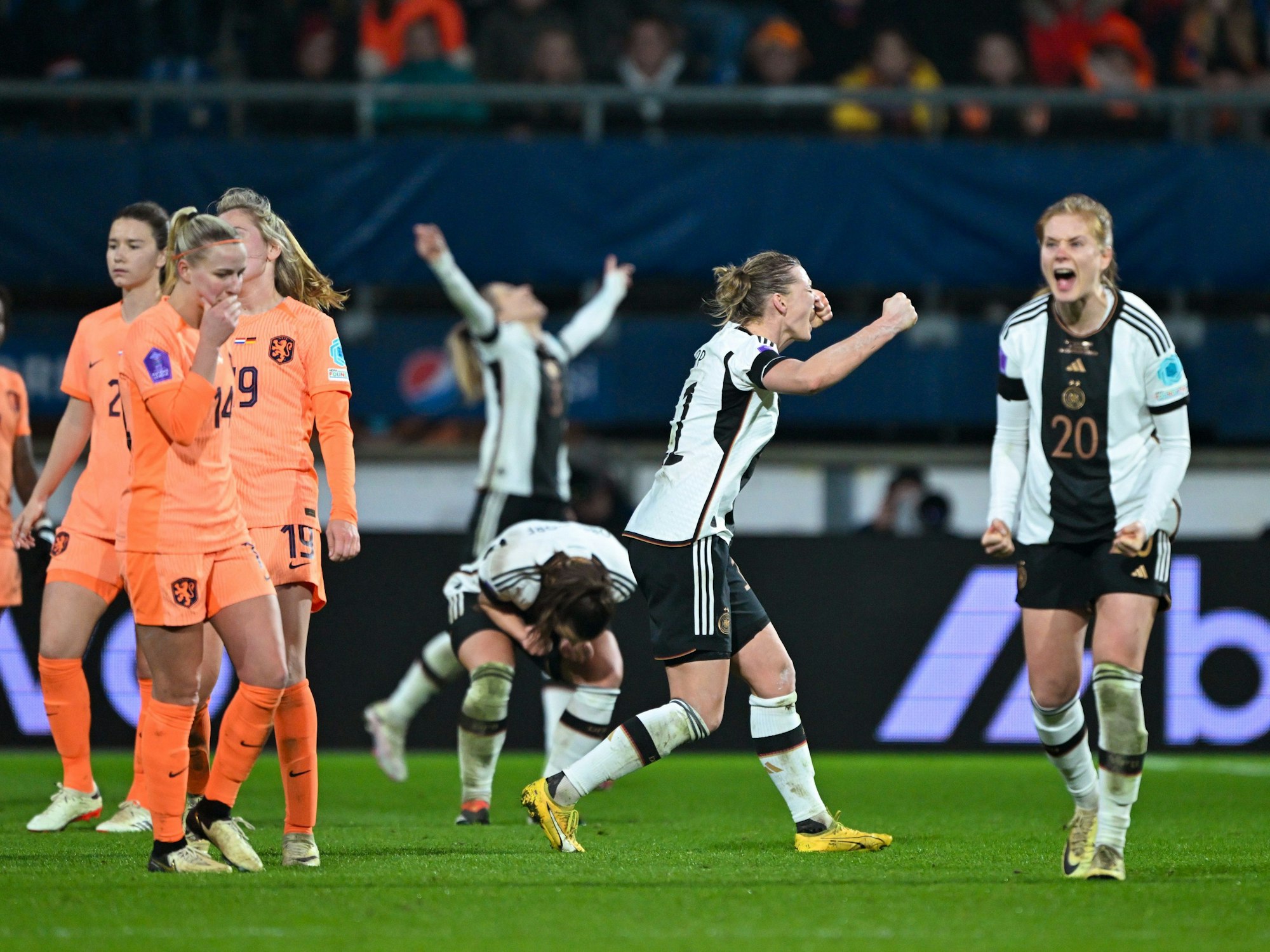 Nach Spielende jubelt die deutsche Frauenmannschaft über den Sieg gegen die Niederlande.