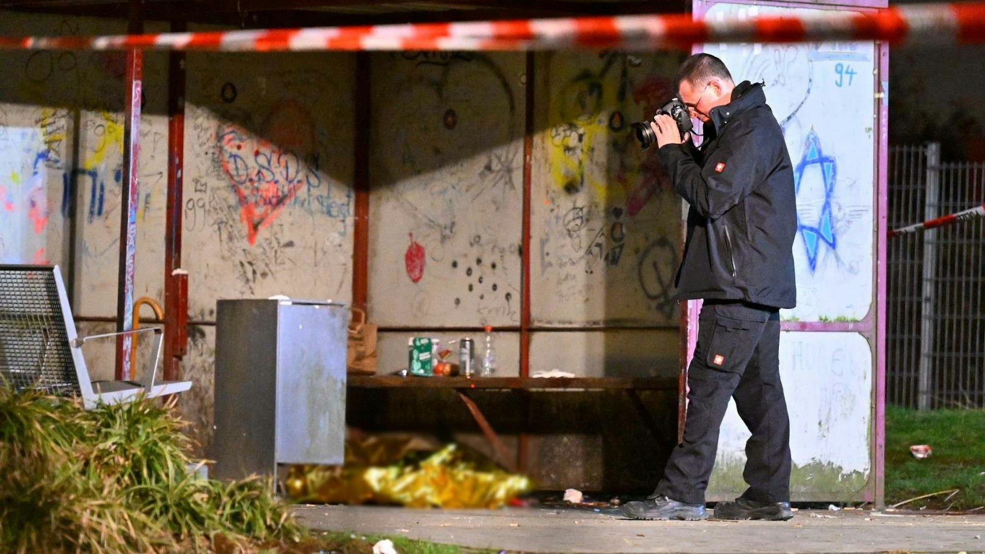Ein Polizist fotografiert den Tatort.