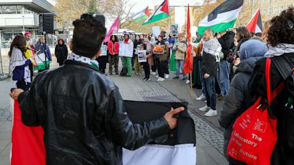 Kundgebung „Frieden für Palästina “vor dem Hauptgebäude der Universität Köln.

F