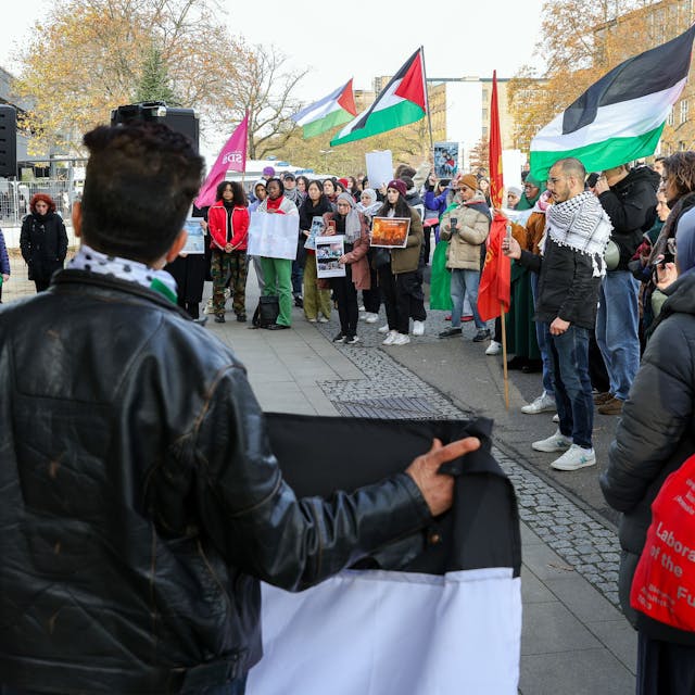 Kundgebung „Frieden für Palästina “vor dem Hauptgebäude der Universität Köln.

F