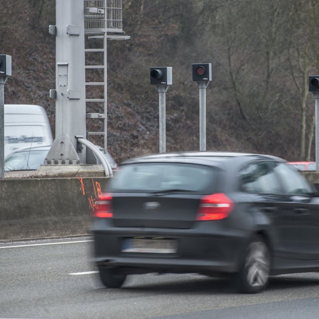 Die Geschwindigkeitsmessanlage an der A1 bei Burscheid.