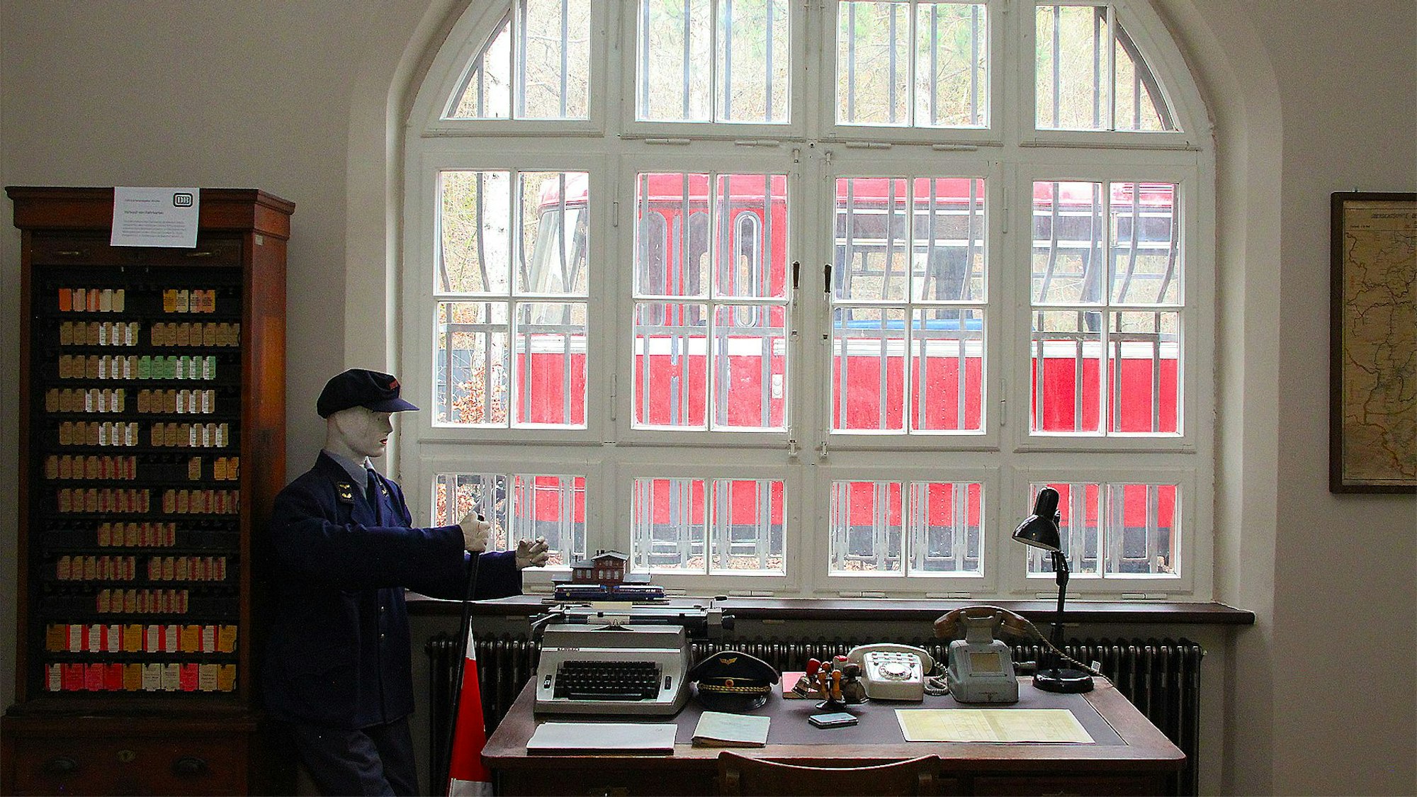 Im Museumsbahnhof ist das Dienstzimmer des Bahnhofsvorstehers wie in den 1970er-Jahren eingerichtet: Links steht ein Fahrkartenschrank, auf dem Tisch eine Schreibmaschine und ein Wählscheibentelefon. Eine Puppe steht mit einer Dienstuniform im Zimmer.