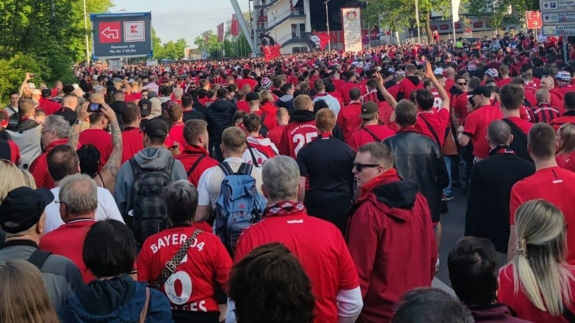 Rund 2000 Fans von Bayer 04 Leverkusen marschierten von Opladen zur BayArena, um dort das Europa-League-Habfinale zu schauen.