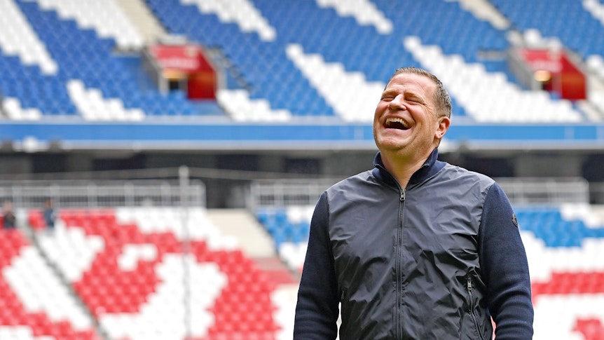 Max Eberl lacht in der Allianz-Arena.