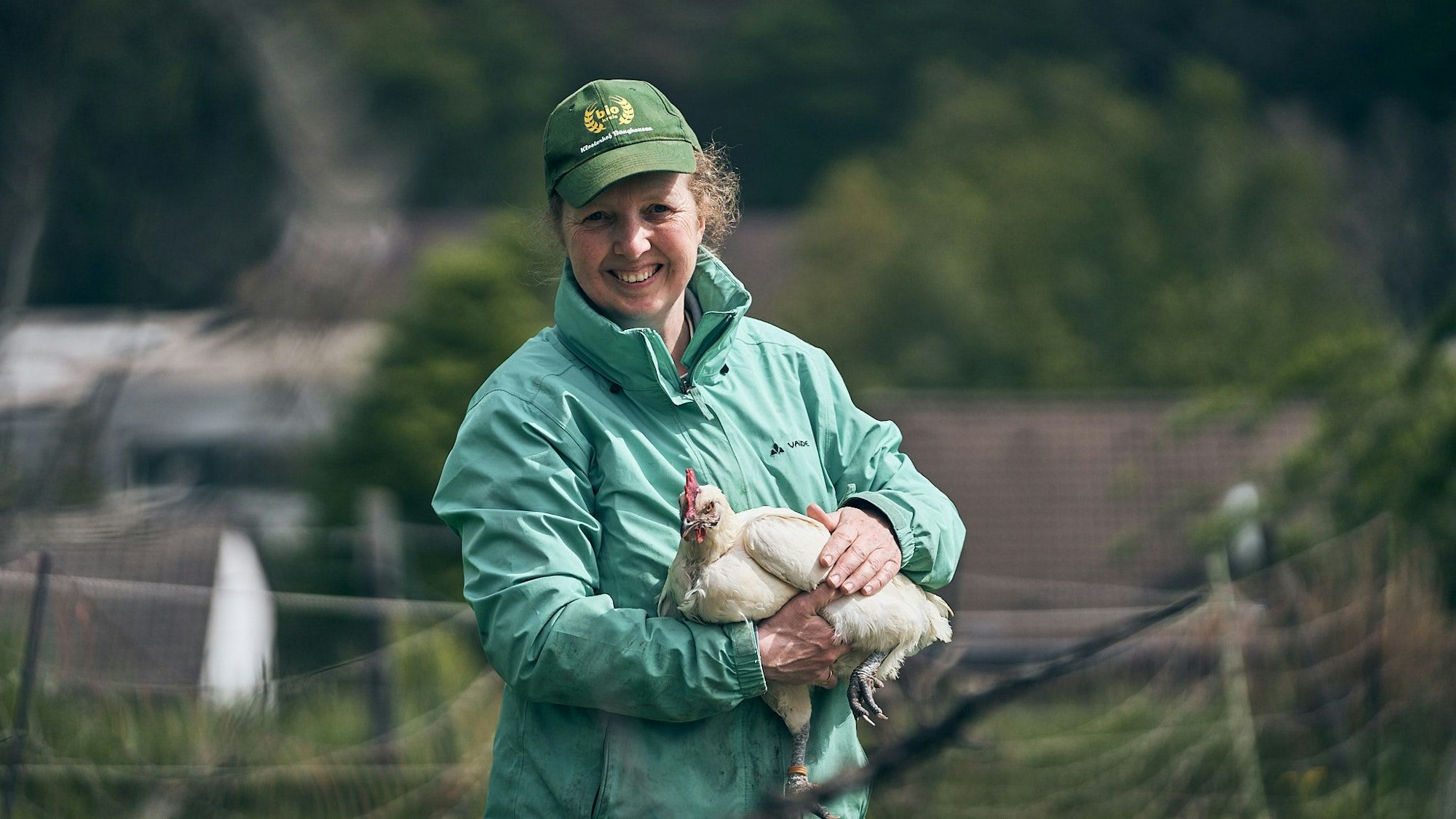 Landwirtin Susanne Schulte mit einem Huhn auf dem Arm