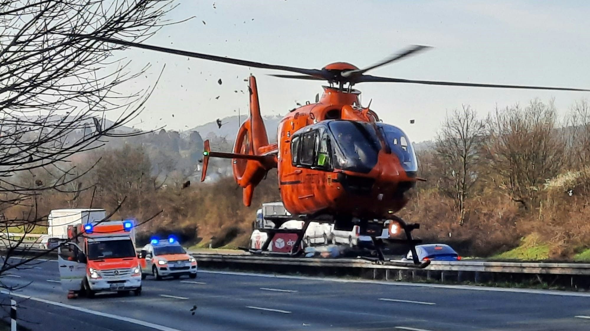Zwei Hubschrauber landeten nach einem schweren Unfall auf der A3.