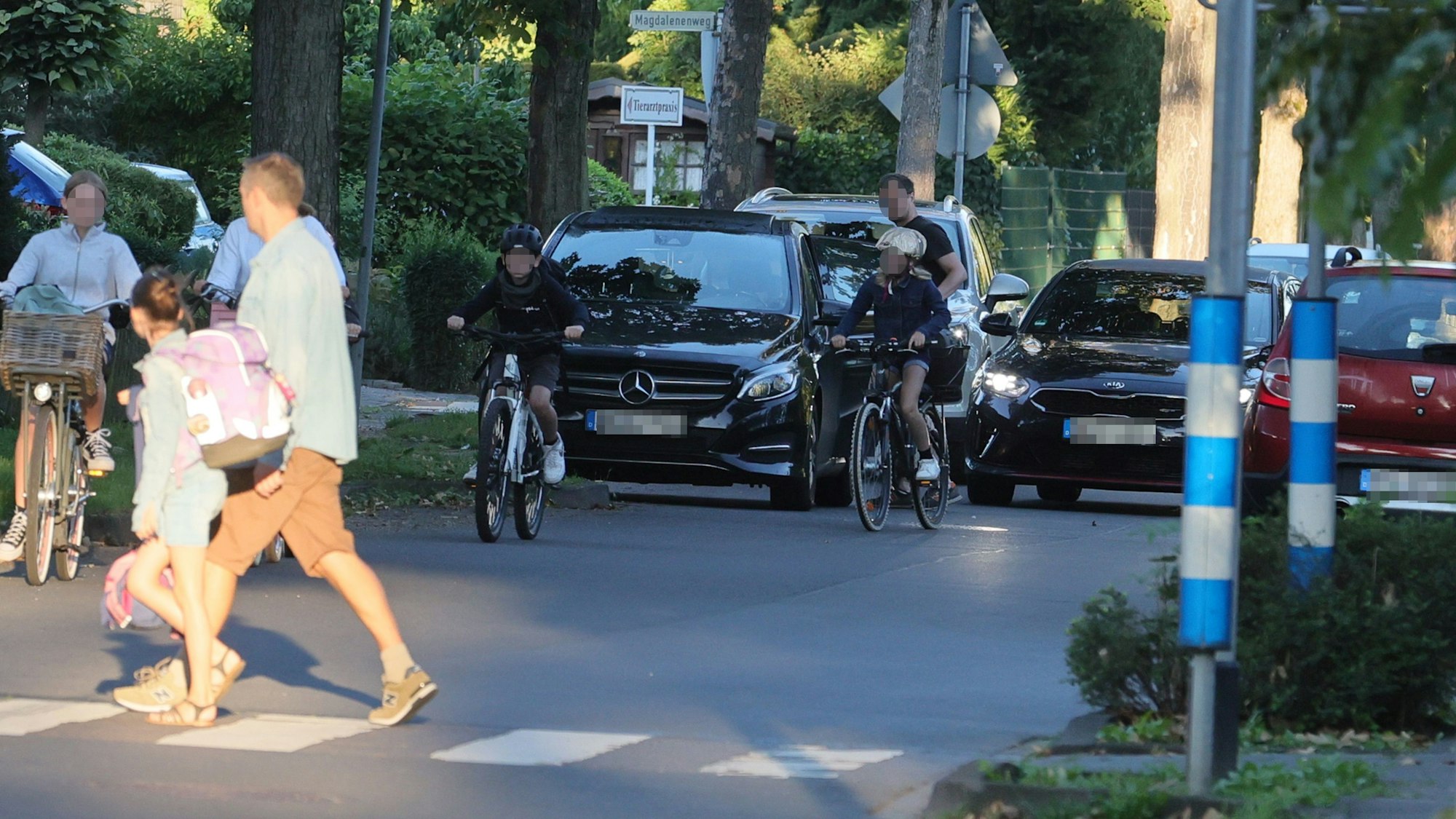Verkehr vor der Nordschule im September - die SPD fordert nun sicherere Schulwege. (Symbolbild)

