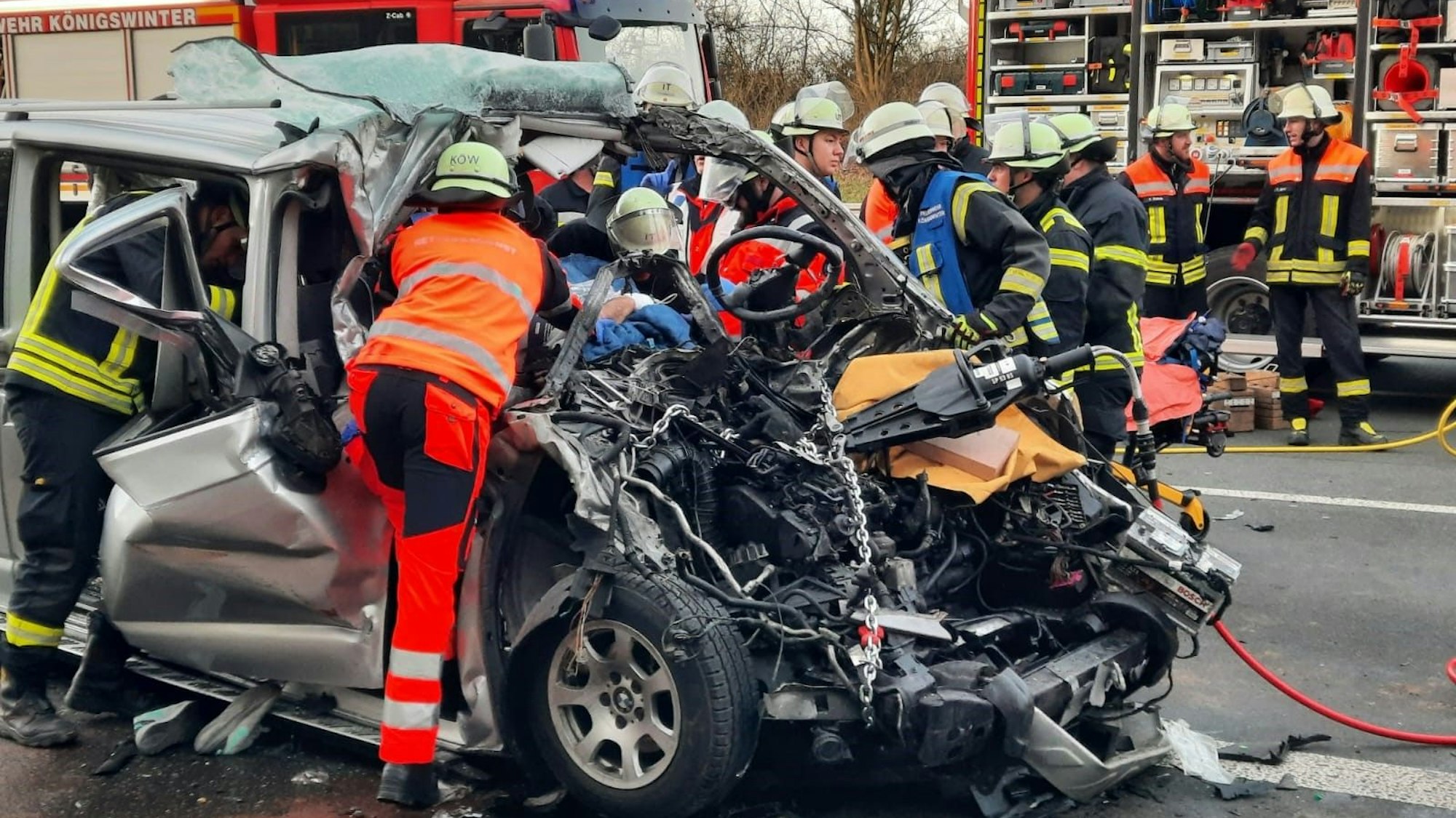 Der Fahrer eines Transporters musste nach einem schweren Unfall auf der A3 aus dem Fahrzeug befreit werden.