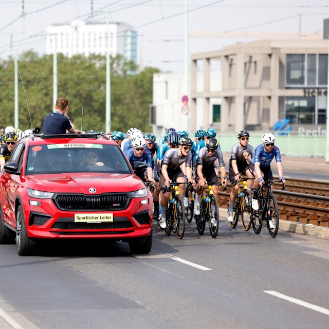 Für das Radrennen „Rund um Köln“ suchen die Veranstalter nun einen neuen Sponsor für die Begleitfahrzeuge.