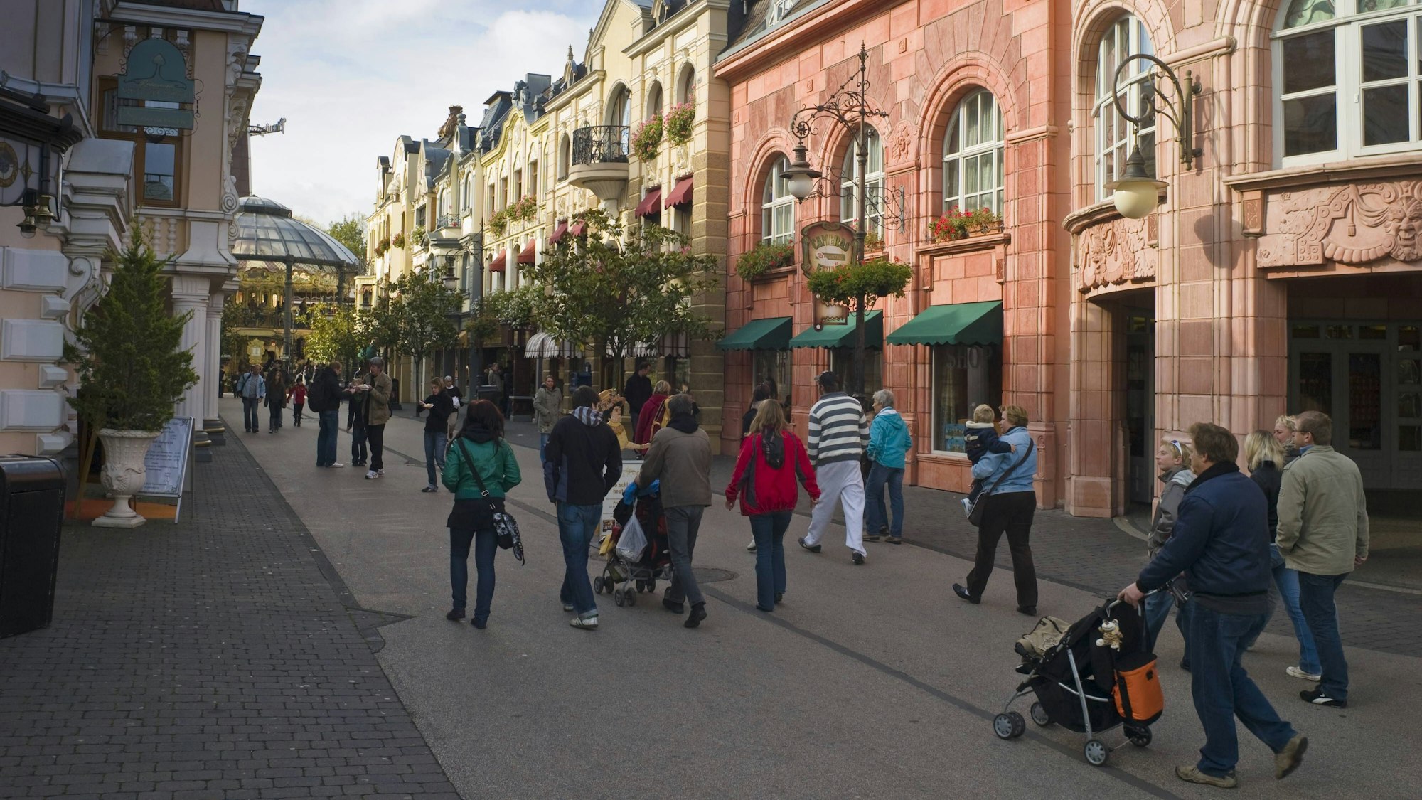 Einige Menschen gehen durch eine Straße im Phantasialand in Brühl.