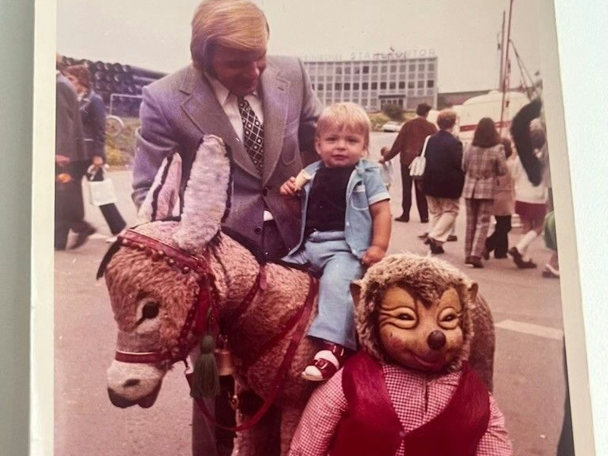 Anton Dumm mit seinem Sohn Frank, der auf einem Plüsch-Pony reitet.