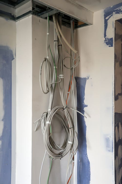 Kabel hängen an der Wand.