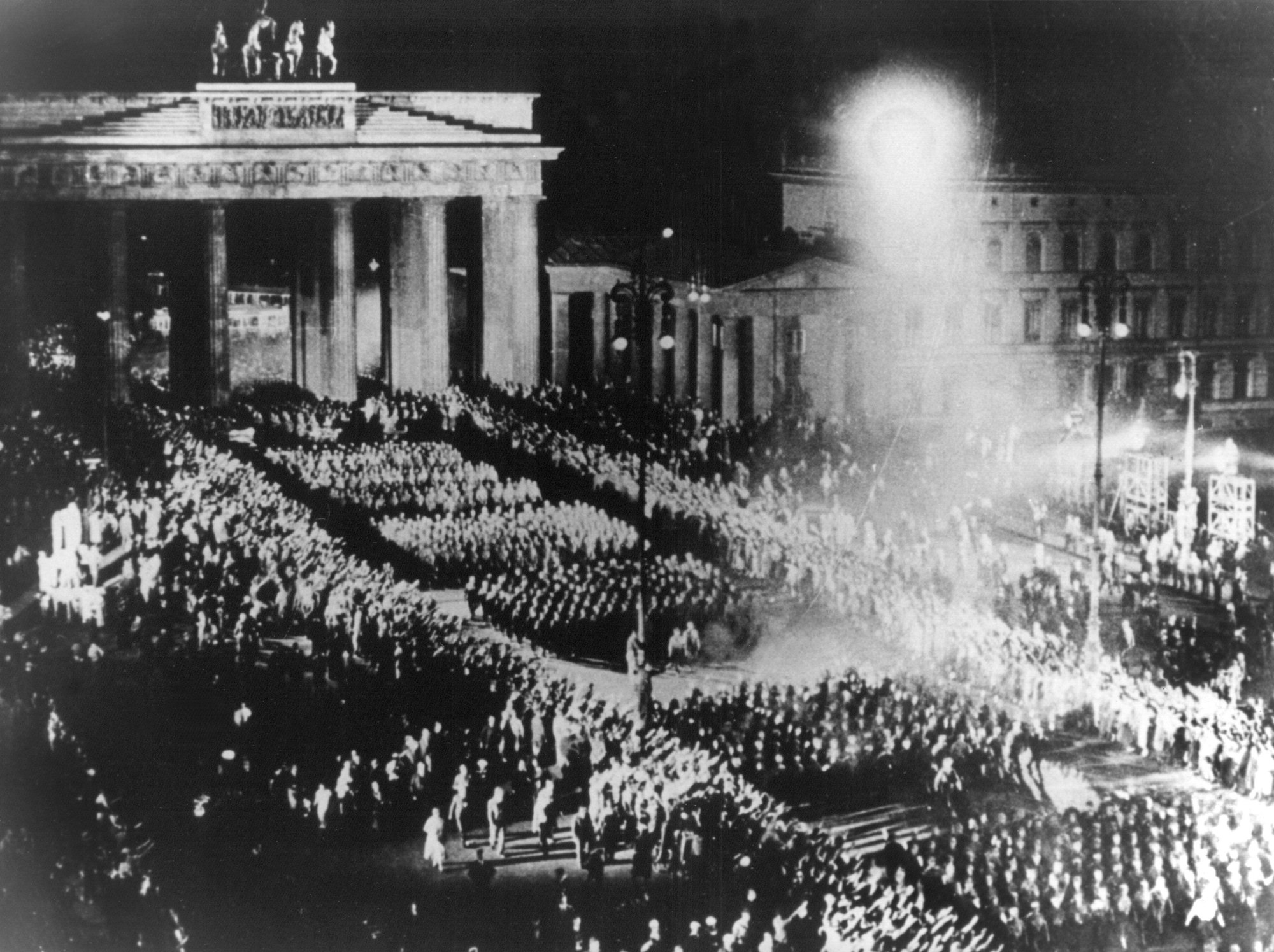 ARCHIV - Für einen NS-Film nachgestellte Szene des Fackelzugs der SA durch das Brandenburger Tor, mit dem die Nationalsozialisten am 30.01.1933 die Machtübernahme feierten (Archivbild vom Sommer 1933). Der Reichspräsident und Generalfeldmarschall Paul von Hindenburg hatte zuvor Adolf Hitler, den Führer der NSDAP, zum Reichskanzler ernannt. Foto: dpa (zu dpa-Themenpaket 75 Jahre NS-Machtübernahme) +++ dpa-Bildfunk +++