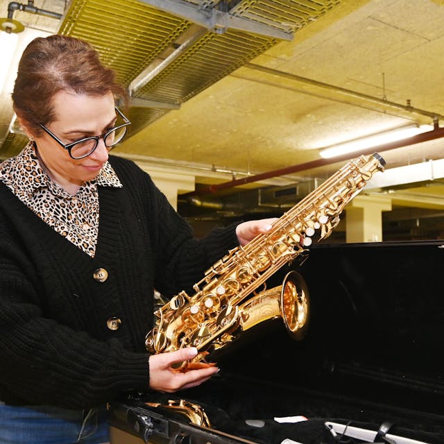 Selma Sacco hält Saxophon in der Hand