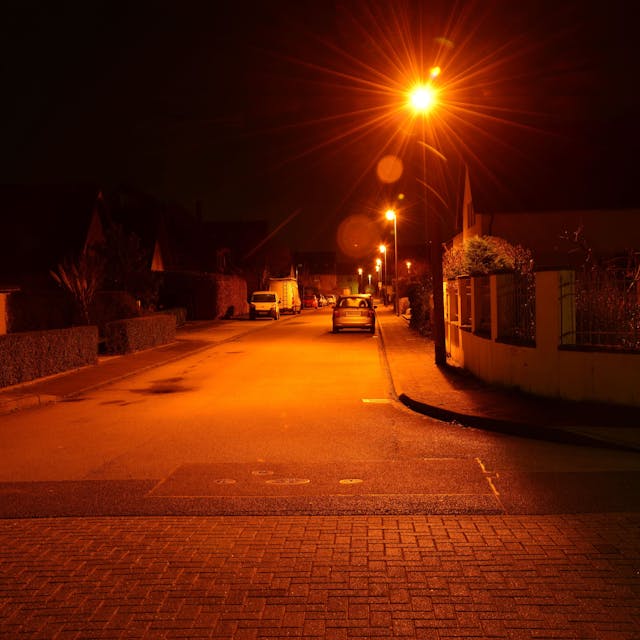 Das Bild zeigt einen Einblick in den Rotdornweg in Weilerswist. Die Straßenlaternen strahlen hell.