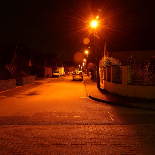 Das Bild zeigt einen Einblick in den Rotdornweg in Weilerswist. Die Straßenlaternen strahlen hell.