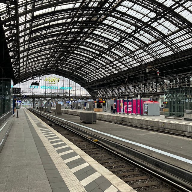 Die Gleise am Kölner Hauptbahnhof sind wegen eines Streiks der Gewerkschaft Deutscher Lokomotivführer (GDL) leer. Die Tarifverhandlungen mit der Deutschen Bahn sind gescheitert.