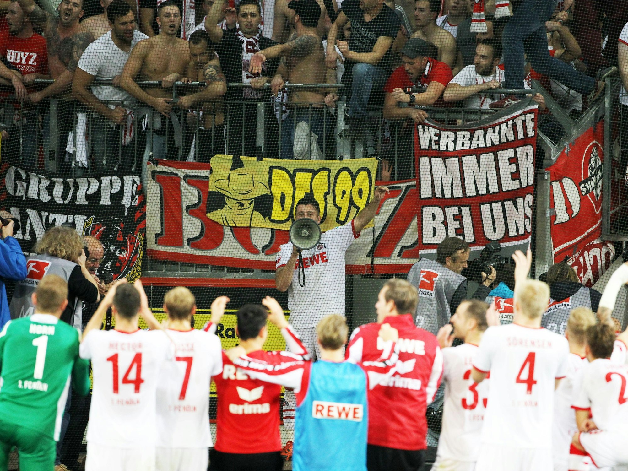 Bayer 04 Leverkusen gegen 1. FC Köln 1:2 - Dominic Maroh feiert mit den Fans und den Kollegen.