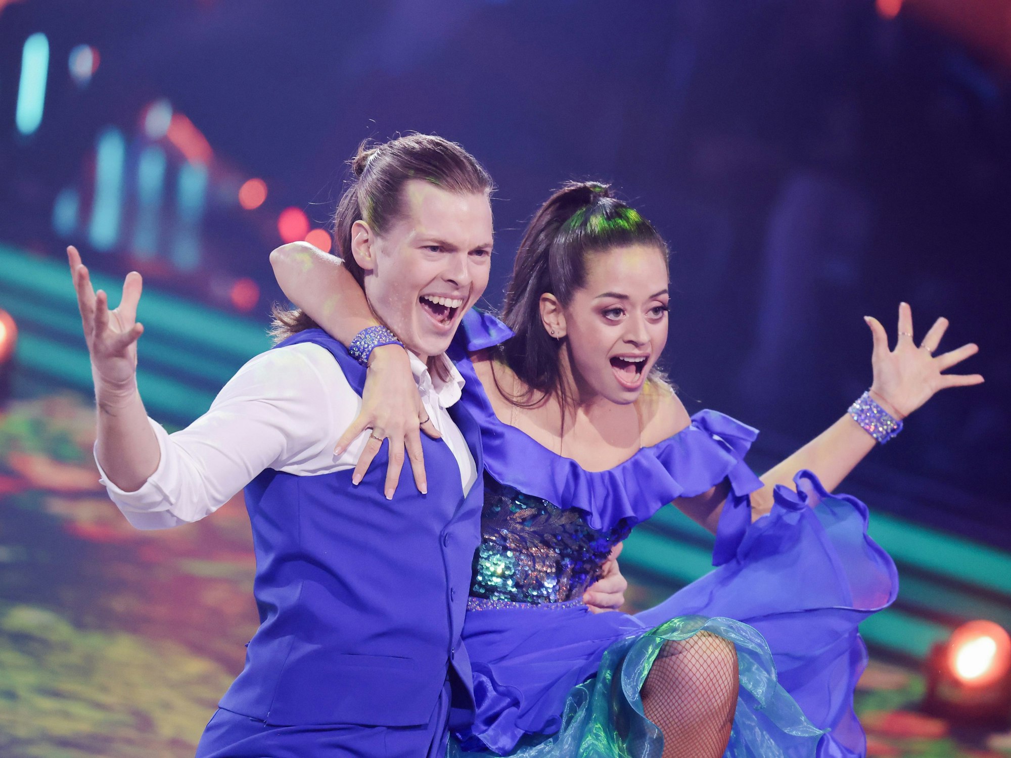 Gabriel Kelly, Sänger, und Malika Dzumaev, Profitänzerin, stehen in der RTL-Tanzshow „Let's Dance“ zum Auftakt der neuen Staffel auf dem Parkett im Coloneum.
