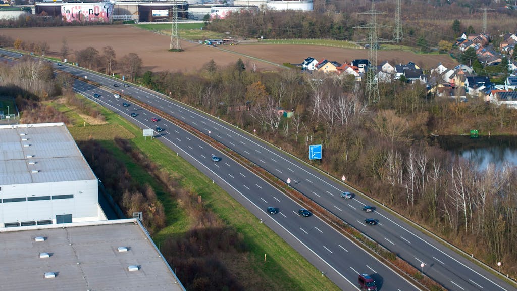 Blick aus der Luft auf die Autobahn A555 bei Köln.