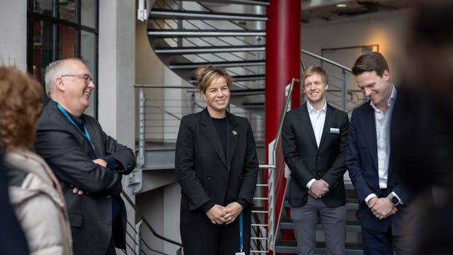 Mona Neubaur zu Besuch bei Kölnmetall-Unternehmen. Links im Bild Kölns Arbeitgeberpräsident Gunnar Herrmann, Aufsichtsrat von Ford