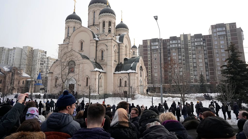 Menschen versammeln vor der Kirche zu Ehren der Gottesmutterikone im südöstlichen Bezirk Marjino zur Beerdigung des Kremlgegners Alexej Nawalny. <br>dpa