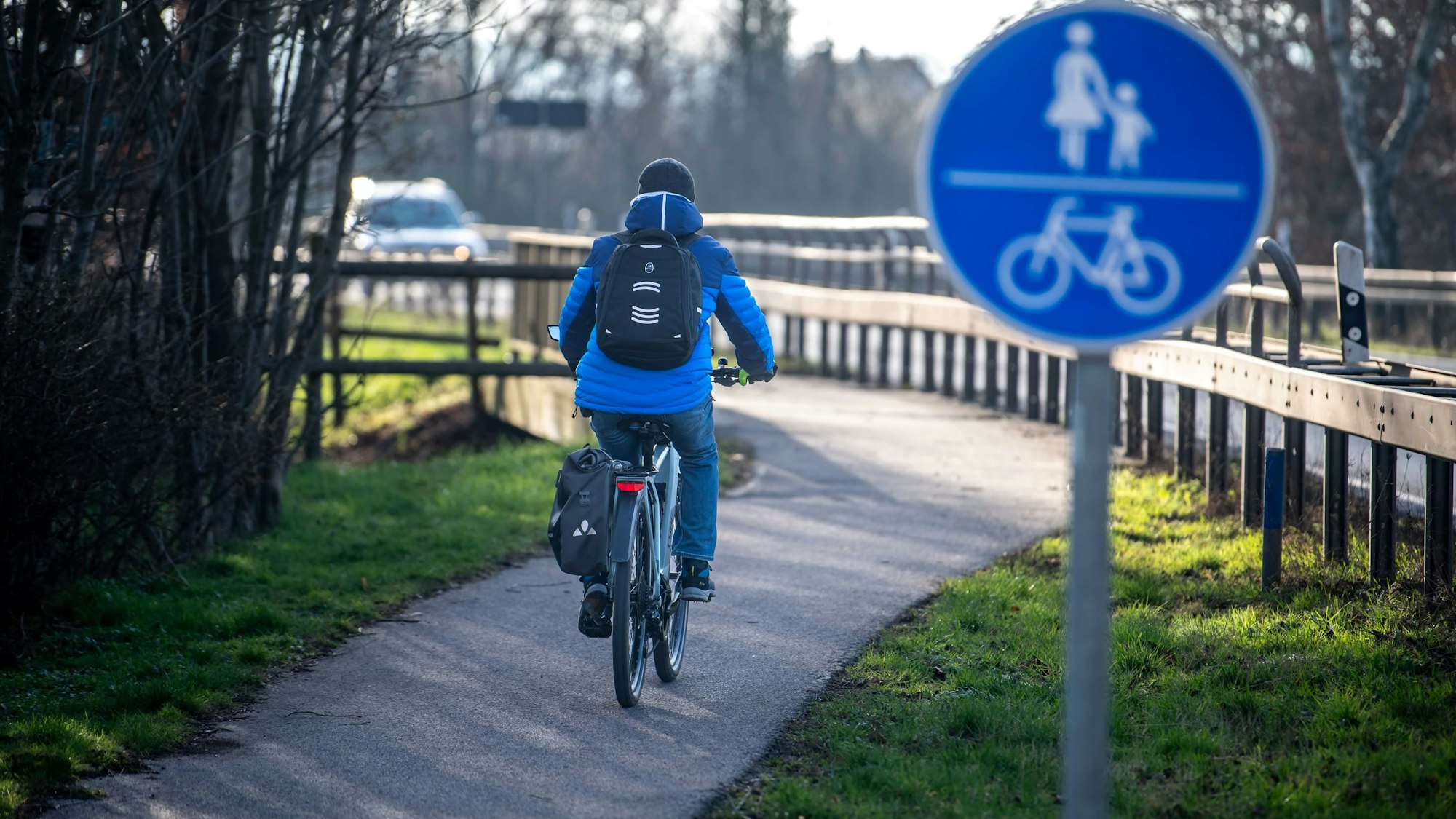 Das Bild zeigt einen Radfahrer, der offenbar mit dem Rad auf dem Weg zur Arbeit ist.