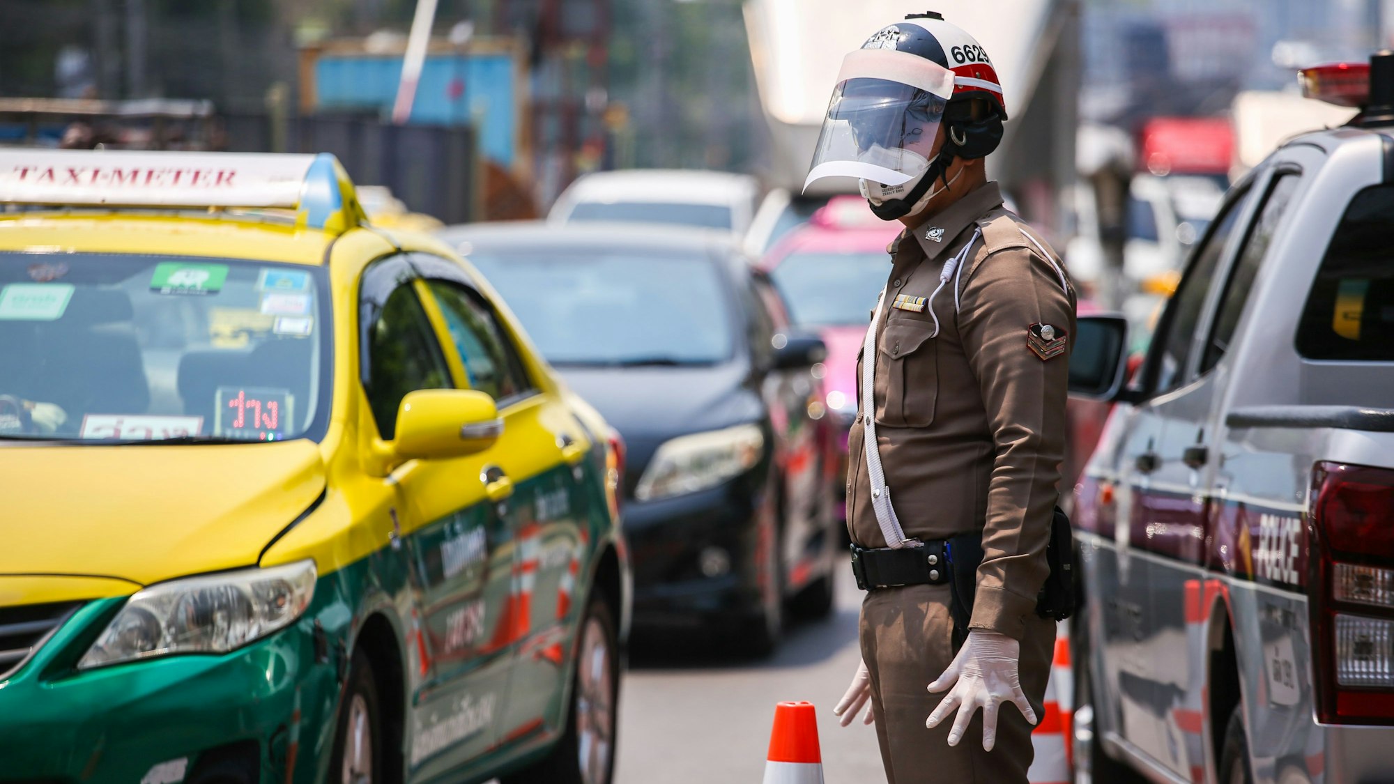 Ein thailändischer Polizist steht im Straßenverkehr. Bei einem Verkehrsunfall sind zwei Stiefbrüder aus Düsseldorf getötet worden. (Symbolbild)