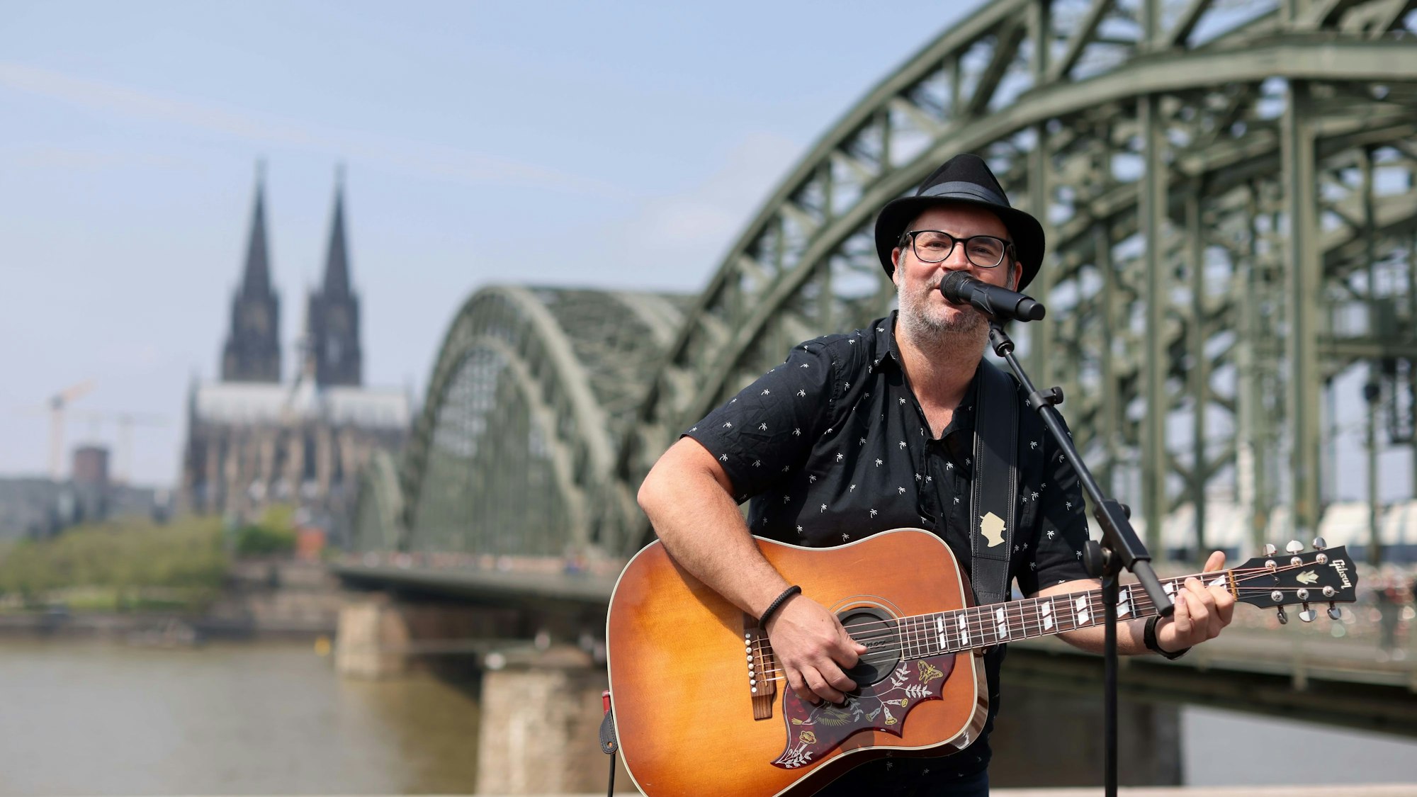 Er ist der Kölner Stadtmusikant, wie das aktuelle Album von Björn Heuser heißt. Krankheitsbedingt muss er auf seinne Auftritt im Gaffel am Dom verzichten.