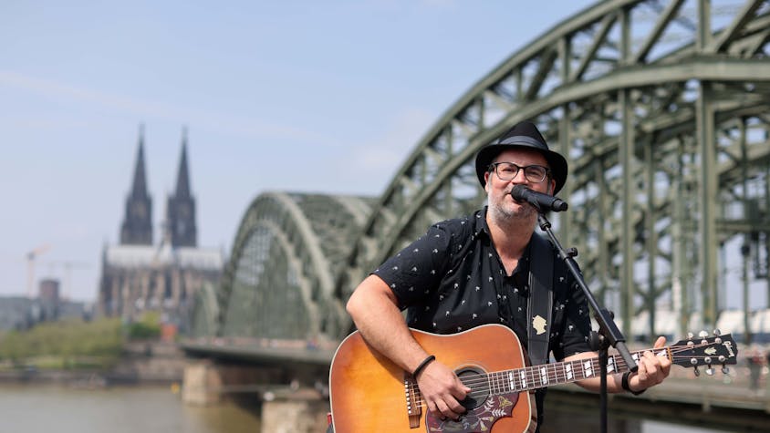 Er ist der Kölner Stadtmusikant, wie das aktuelle Album von Björn Heuser heißt. Krankheitsbedingt muss er auf seinne Auftritt im Gaffel am Dom verzichten.