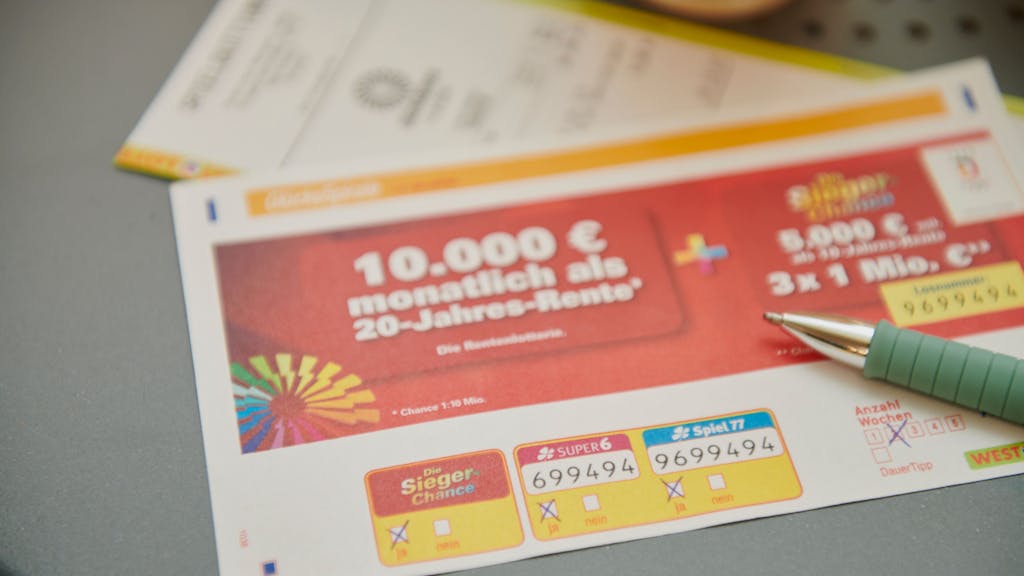 Jede Woche bietet die GlücksSpirale die Chance auf bis zu 10.000 Euro, die Monat für Monat, 20 Jahre lang, ausgezahlt werden! Am Samstag, 2. März, geht es darüber hinaus bundesweit zusätzlich um 200 x 5.000 Euro. 