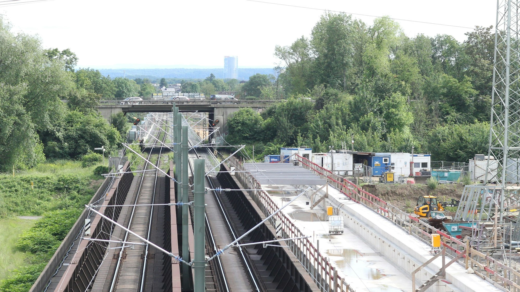 Das Bild zeigt die Bauarbeiten an der Bahnstrecke zwischen Troisdorf und Bonn-Oberkassel.