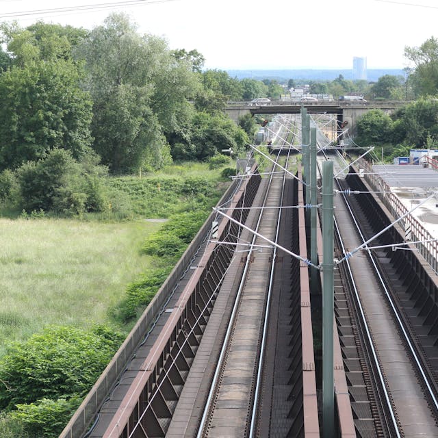 Das Bild zeigt die Bauarbeiten an der Bahnstrecke zwischen Troisdorf und Bonn-Oberkassel.