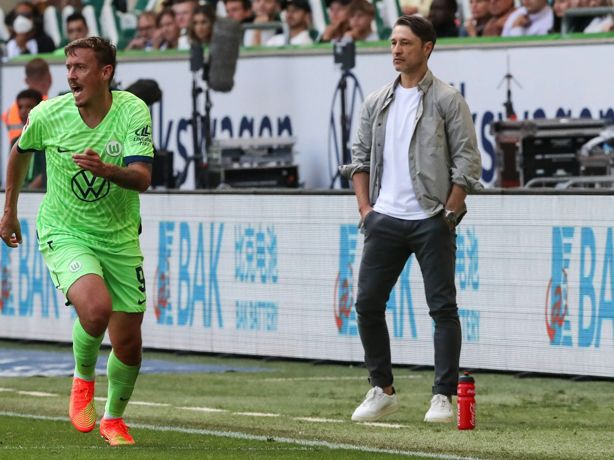 Max Kruse während eines Spiels des VfL Wolfsburg, rechts neben ihm an der Seitenlinie sein Trainer Niko Kovac.