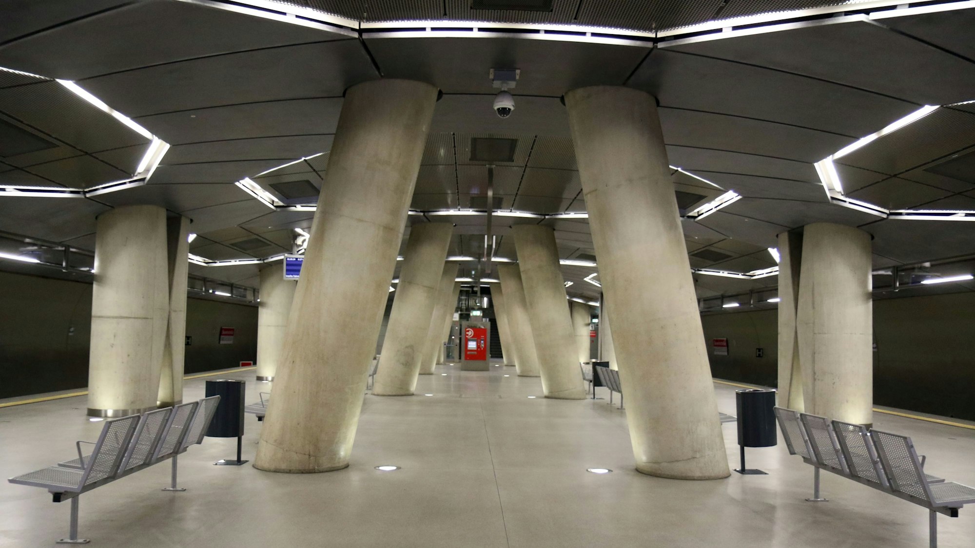 Die U-Bahn-Haltestelle Serverinstraße ist menschenleer.
